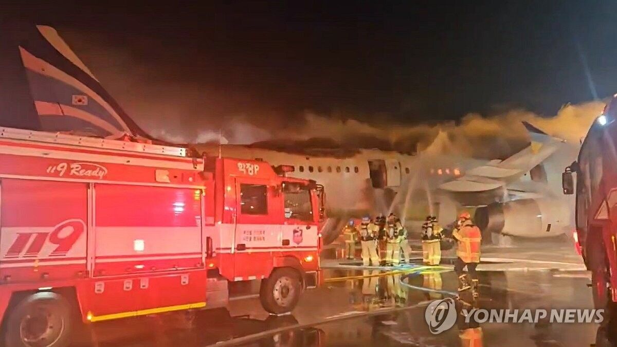 В аэропорту южнокорейского Пусана вспыхнул самолет с 169 пассажирами на борту: все подробности инцидента. Фото и  видео 