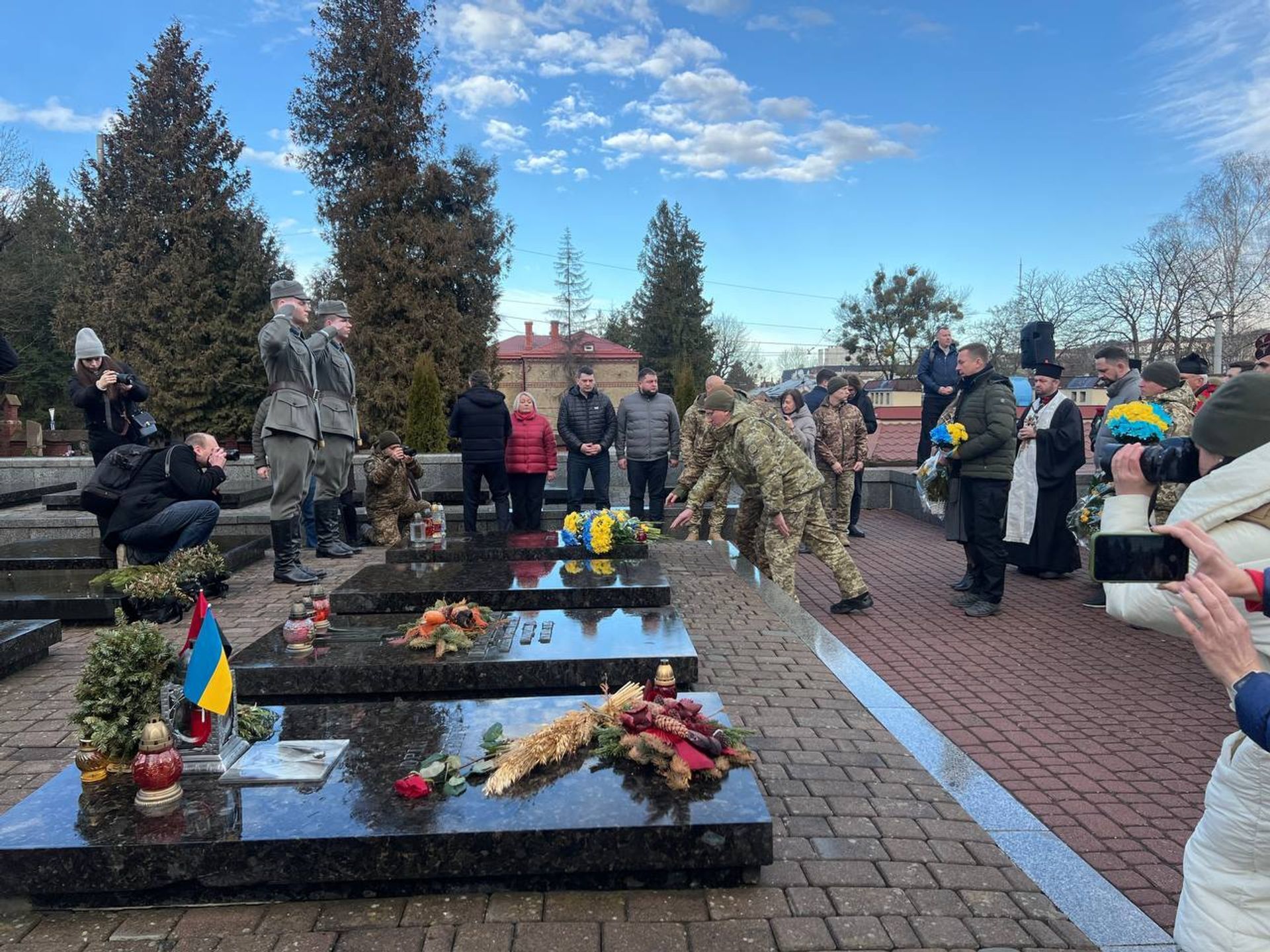 Зажгли лампадки и возложили цветы к могилам: во Львове почтили память Героев Крут. Фото