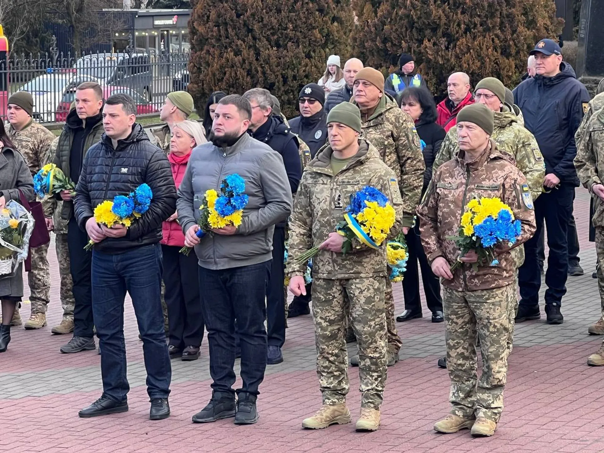 Зажгли лампадки и возложили цветы к могилам: во Львове почтили память Героев Крут. Фото