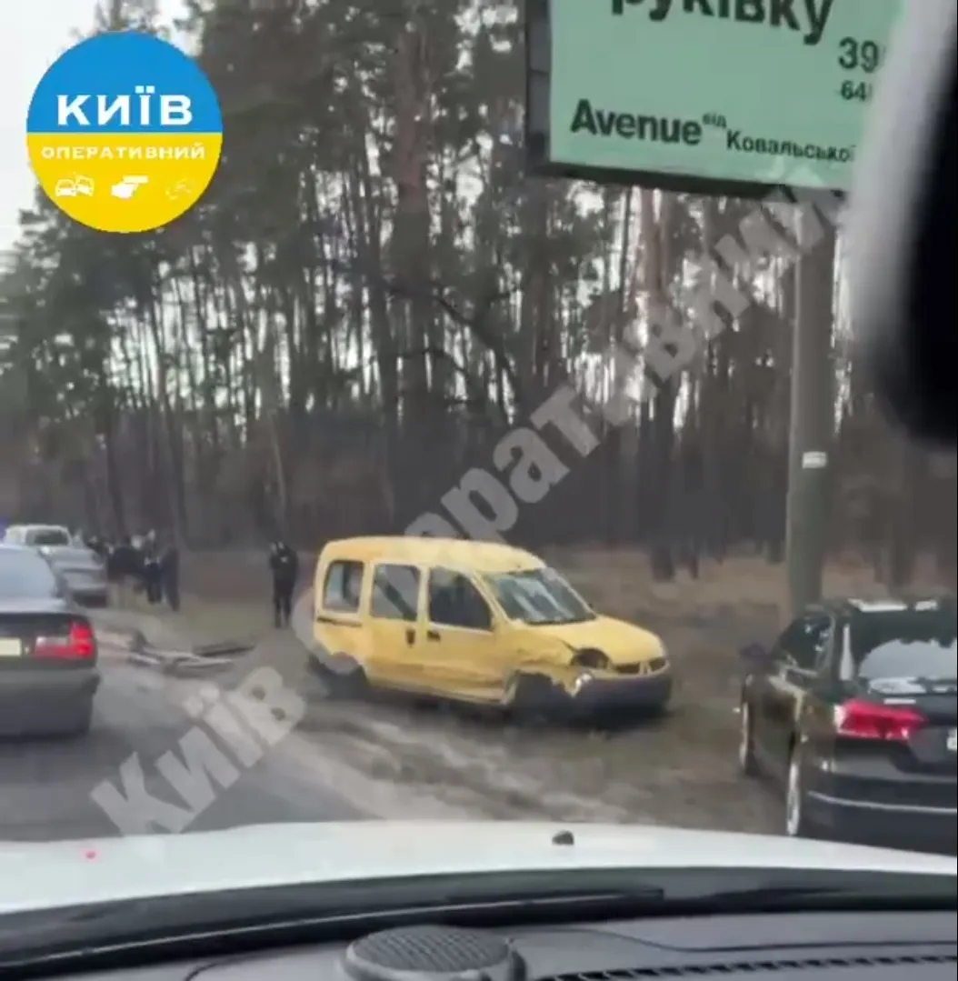 Одна из машин "улетела" в кювет: в Киеве произошла авария с участием двух легковушек, есть пострадавшие. Фото и видео