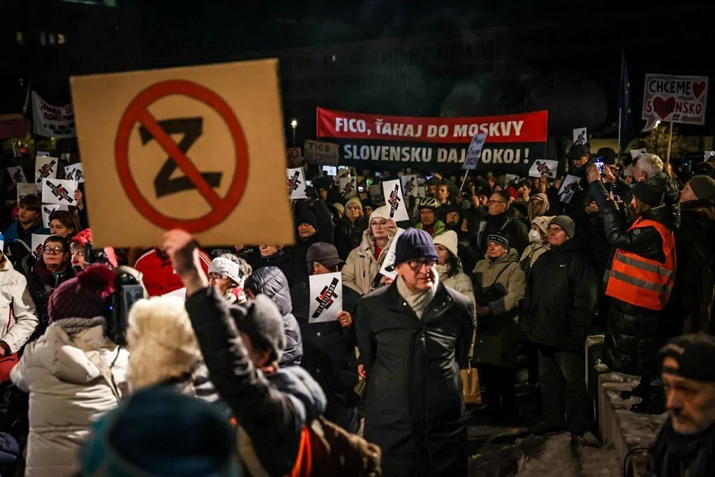 "Фицо, езжай в Москву": в Братиславе люди вышли на акцию против премьера Словакии. Фото и видео