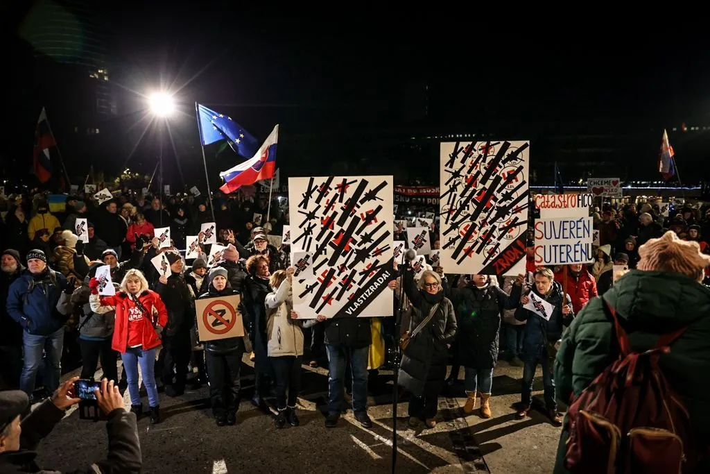 "Фицо, езжай в Москву": в Братиславе люди вышли на акцию против премьера Словакии. Фото и видео