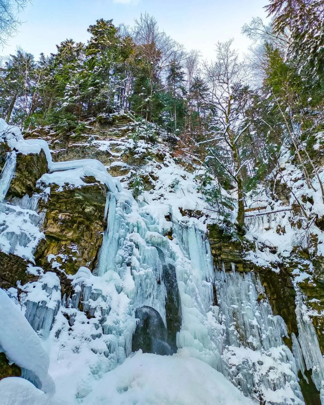 Зимові водоспади України: місця, де природа завмирає у всій красі
