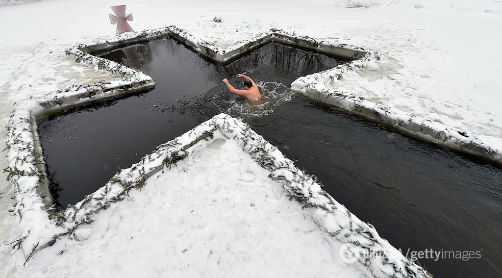 5 правил купания на Крещение: нужно ли нырять в ледяную воду в проруби