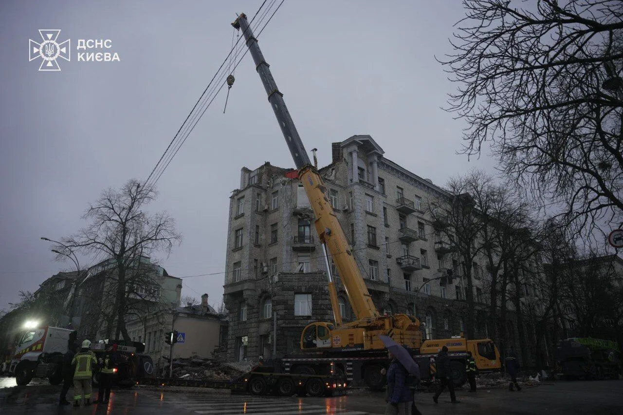 У Києві триває розбір завалів у будинку, куди 1 січня влучив російський дрон: у ДСНС показали нові фото та відео