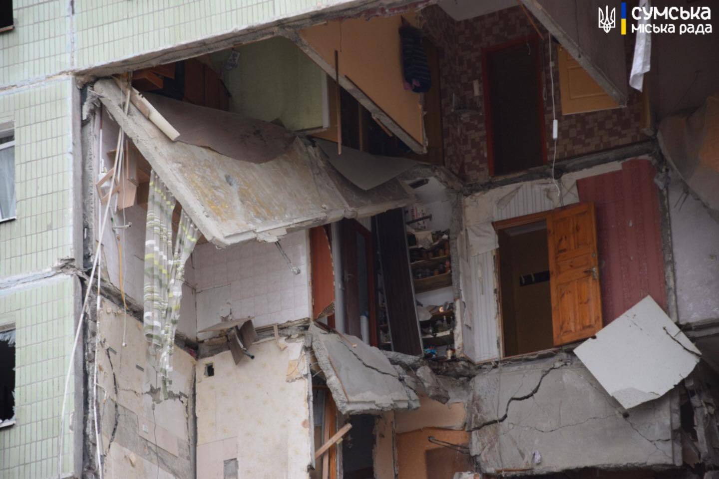 Влучання російського дрона в багатоповерхівку в Сумах: кількість постраждалих зросла до 16, аварійний під'їзд закрили
