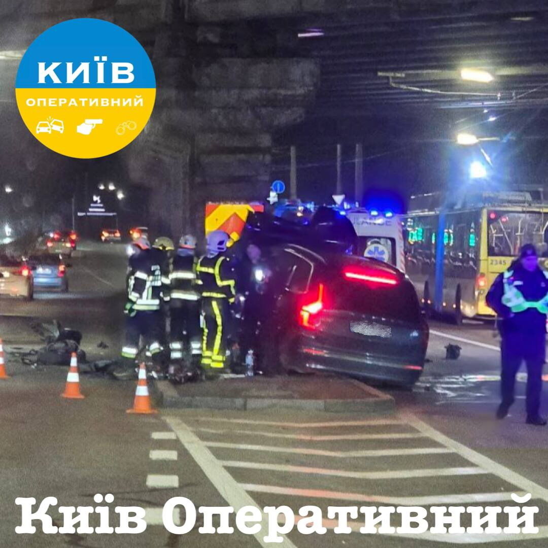 У Києві легковик на швидкості протаранив опору моста: викликали медиків та рятувальників. Фото та відео