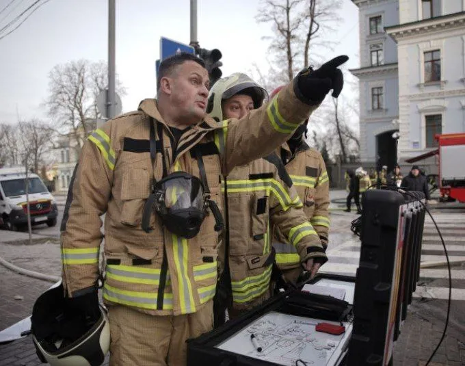  Роботи тривали три дні поспіль: у Києві завершили розбирати завали будинку на Печерську, куди влучив "Шахед". Фото