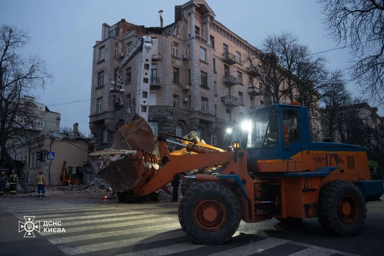  Роботи тривали три дні поспіль: у Києві завершили розбирати завали будинку на Печерську, куди влучив "Шахед". Фото