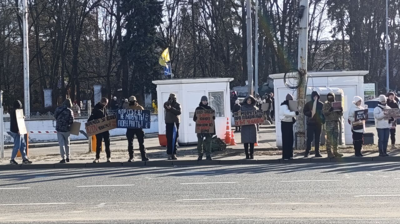 "У катівнях свят немає!": у Києві рідні вийшли на акцію підтримки полонених у Росії. Фото