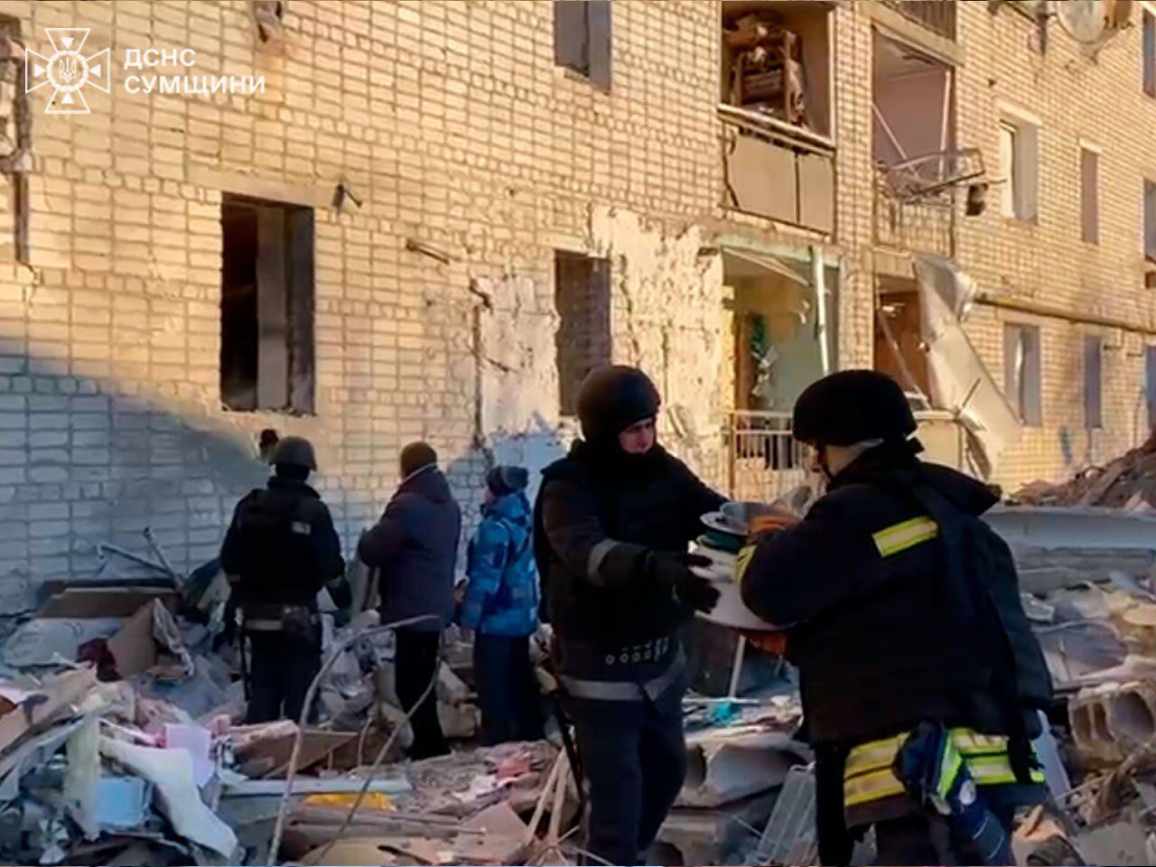 Знищено весь під’їзд: з’явилися фото наслідків влучання КАБу по багатоповерхівці на Сумщині