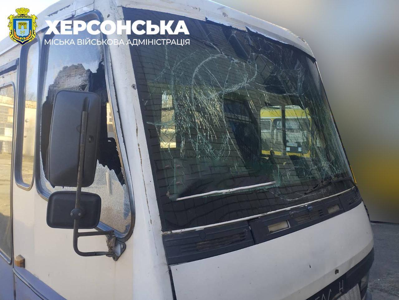 У Херсоні під ворожий обстріл потрапив автобус із людьми: фото з місця