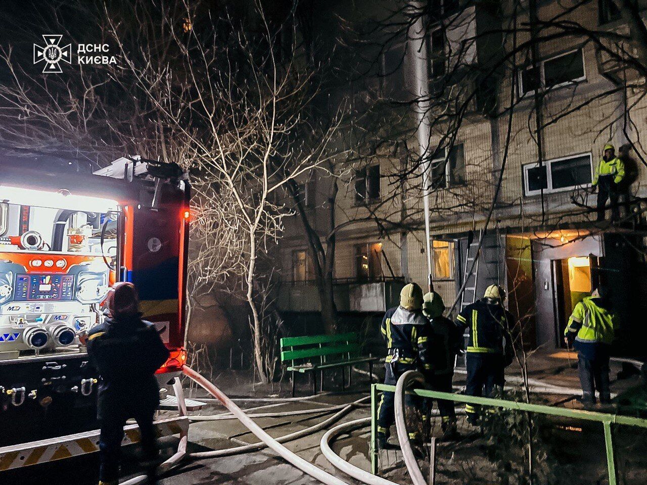 В Киеве во время пожара погибли два человека: работу спасателей осложнила захламленность дома. Фото