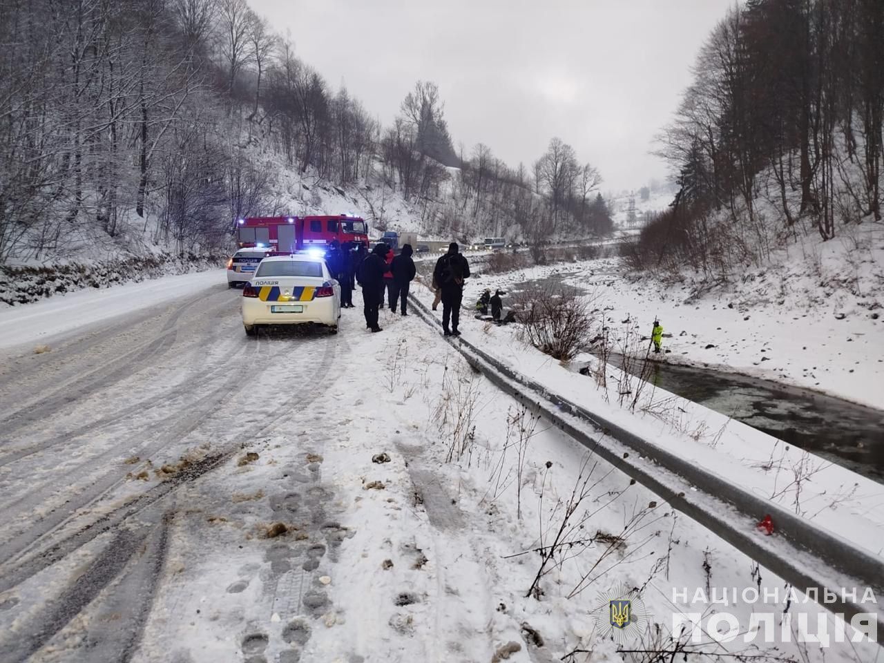 На Закарпатье авто вылетело с дороги и упало в реку: погибла женщина, мужчина в больнице. Фото