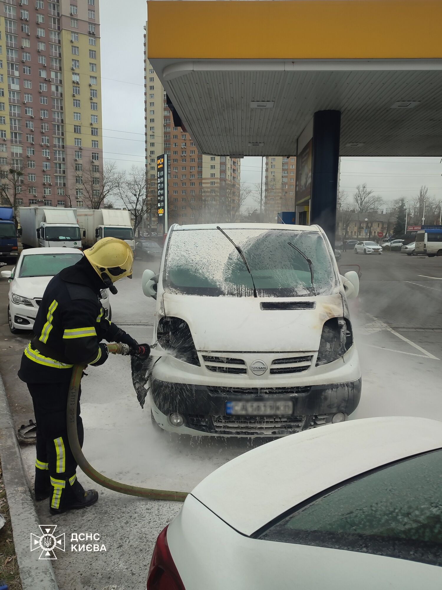 В Киеве на территории АЗС загорелся автомобиль. Подробности ЧП и фото