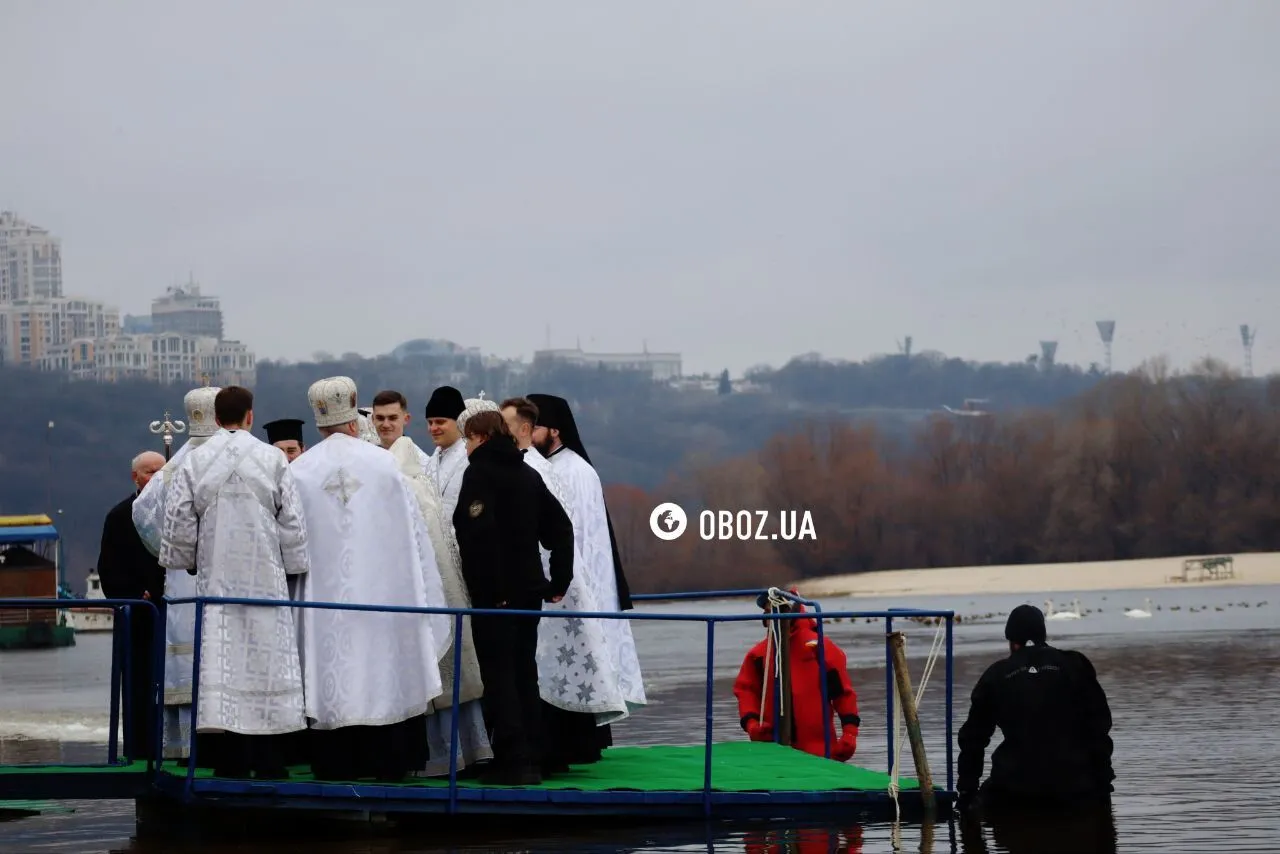 У Києві предстоятель ПЦУ Епіфаній освятив воду у Дніпрі на Водохреще. Подробиці, фото та відео