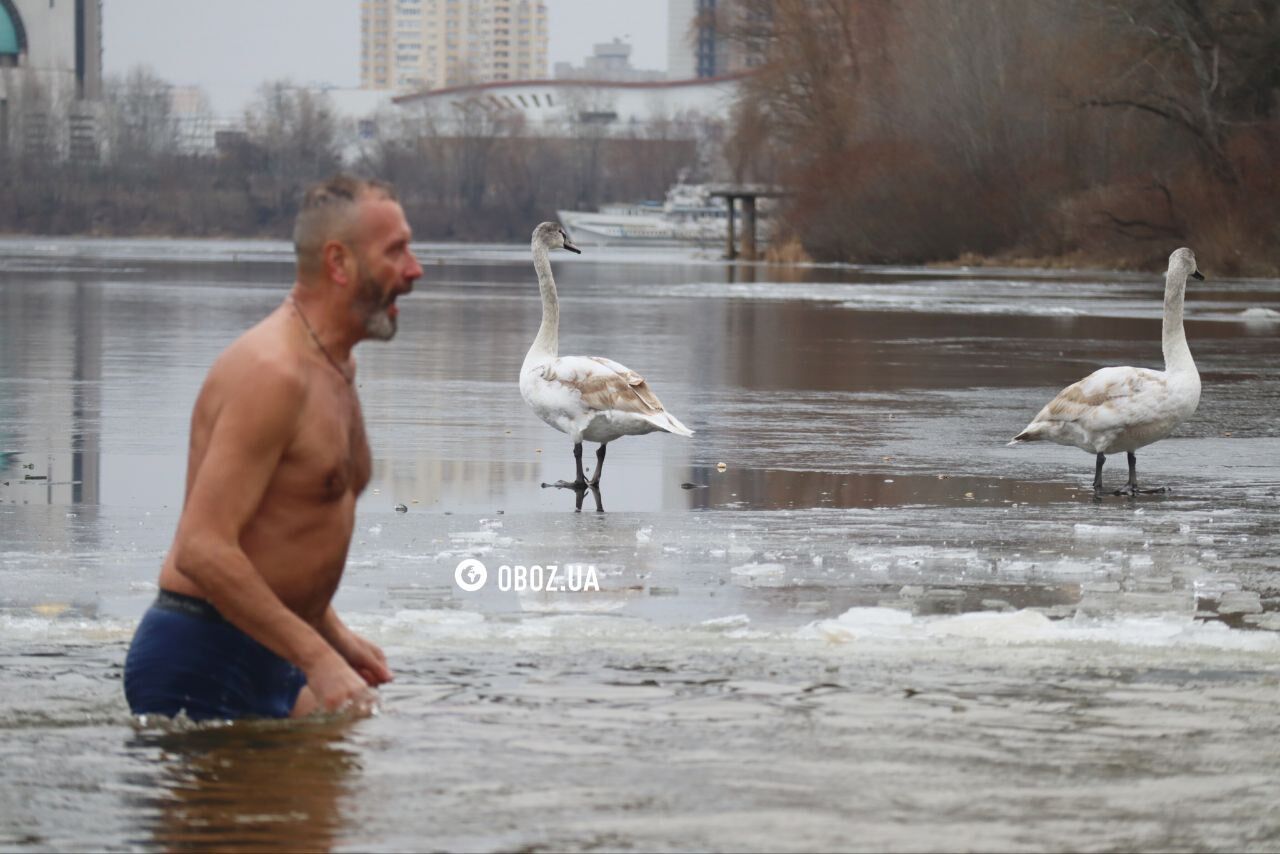 Под пристальным наблюдением птиц: как проходит Крещение 2025 в Киеве. Фоторепортаж