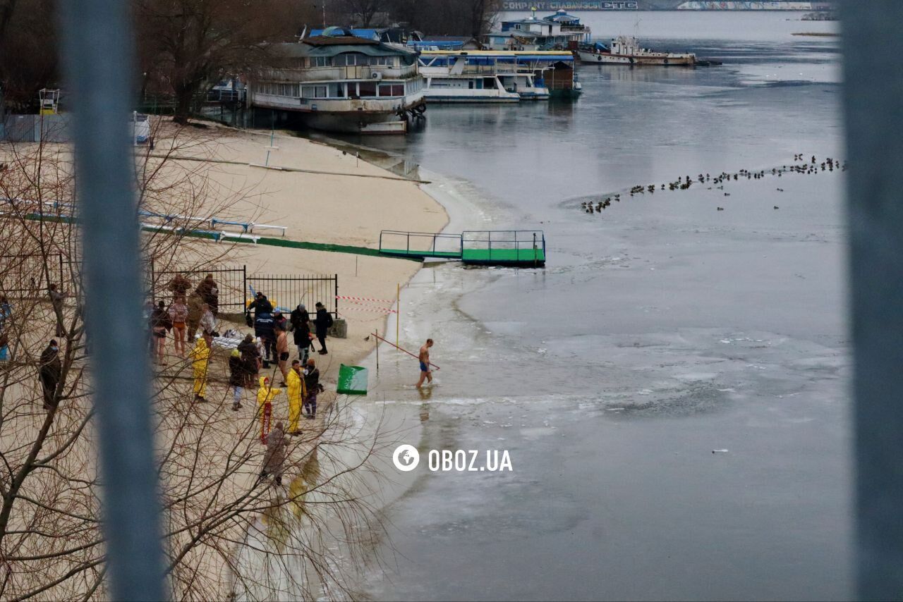 Под пристальным наблюдением птиц: как проходит Крещение 2025 в Киеве. Фоторепортаж