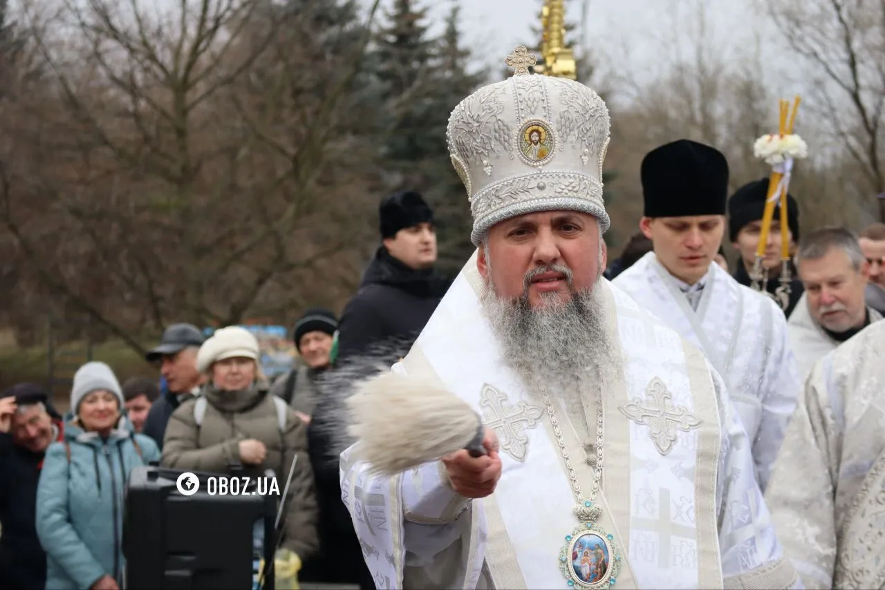 У Києві предстоятель ПЦУ Епіфаній освятив воду у Дніпрі на Водохреще. Подробиці, фото та відео