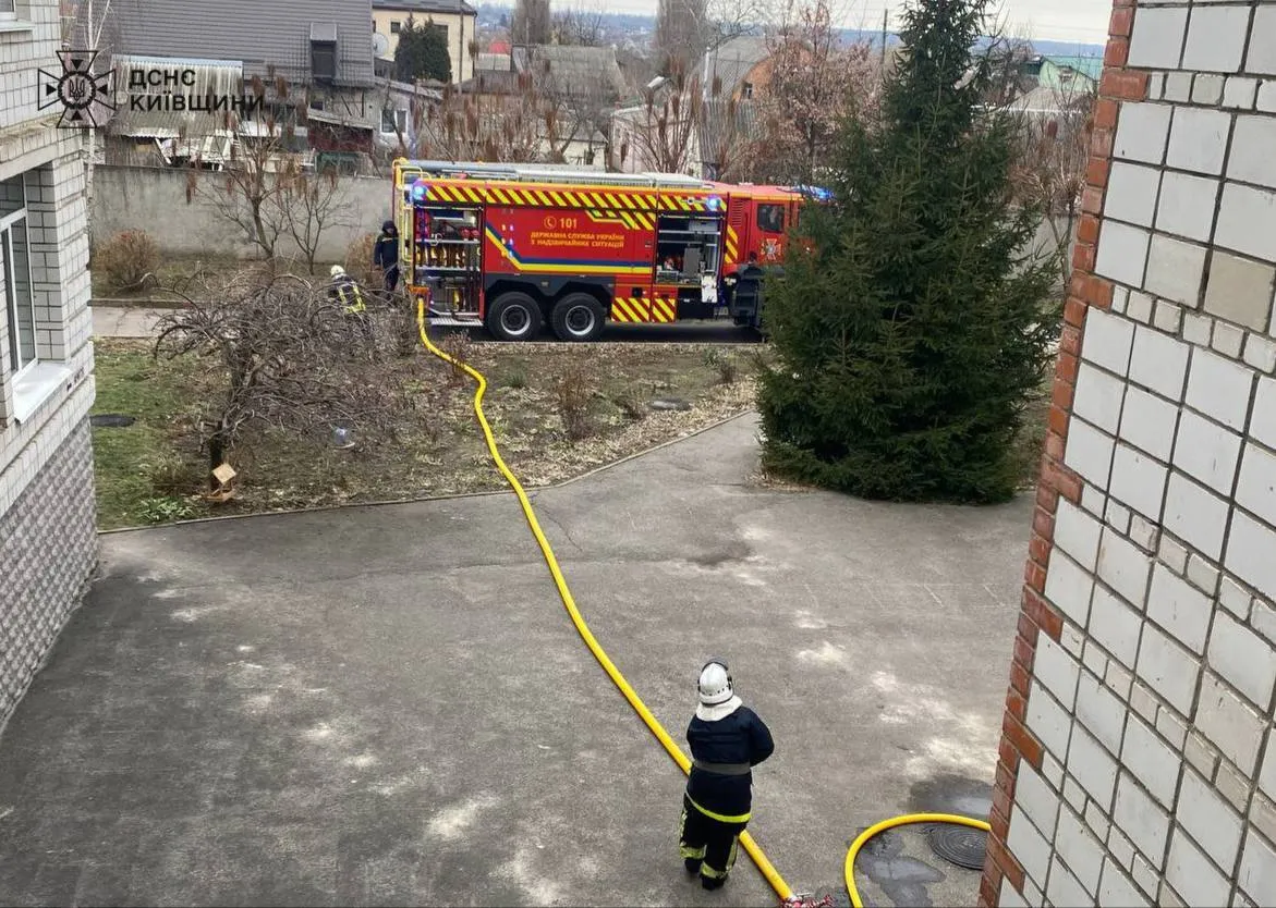 На Київщині в школі стався вибух та виникла пожежа. Подробиці та фото qxziquiqzeidqhroz