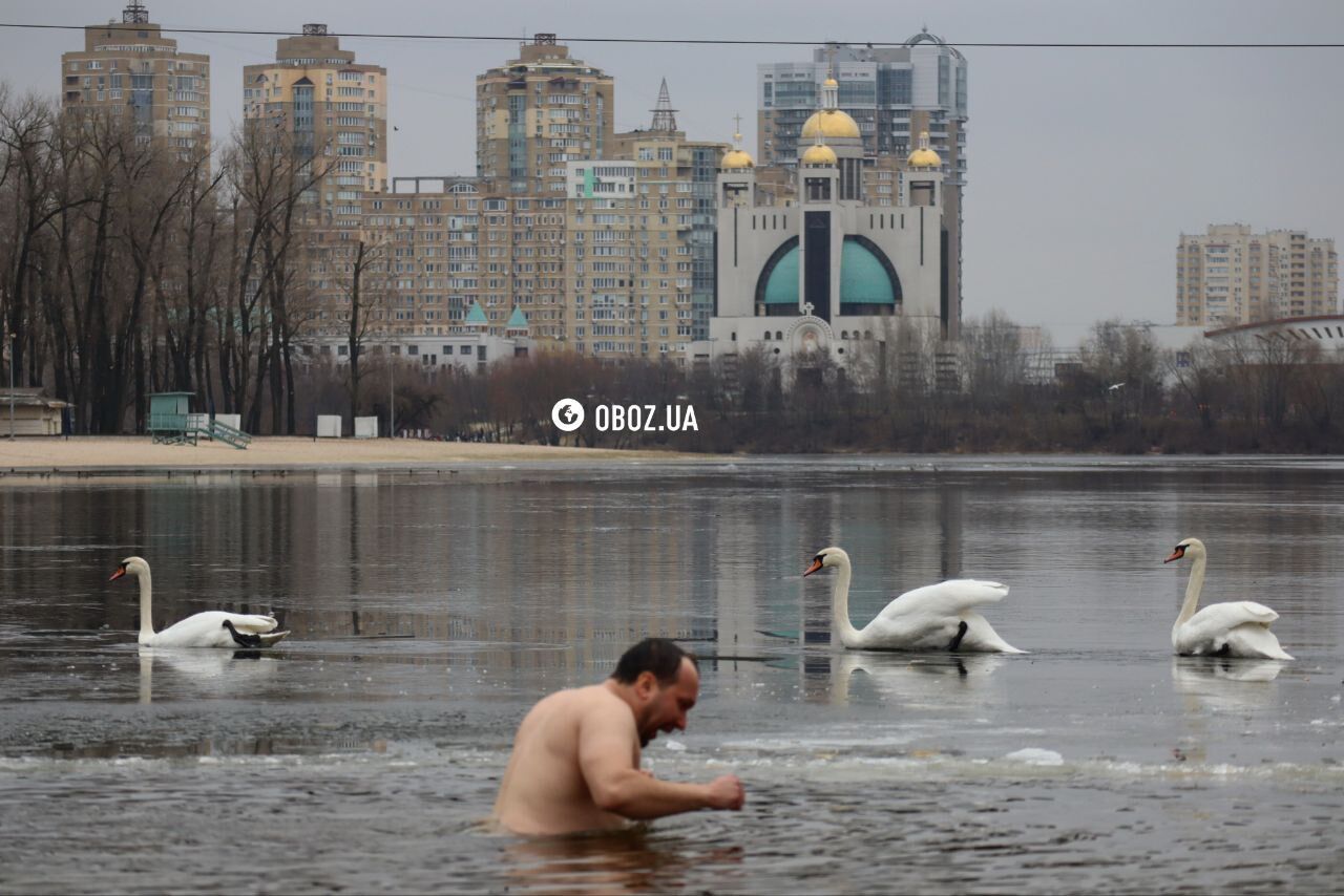 Под пристальным наблюдением птиц: как проходит Крещение 2025 в Киеве. Фоторепортаж