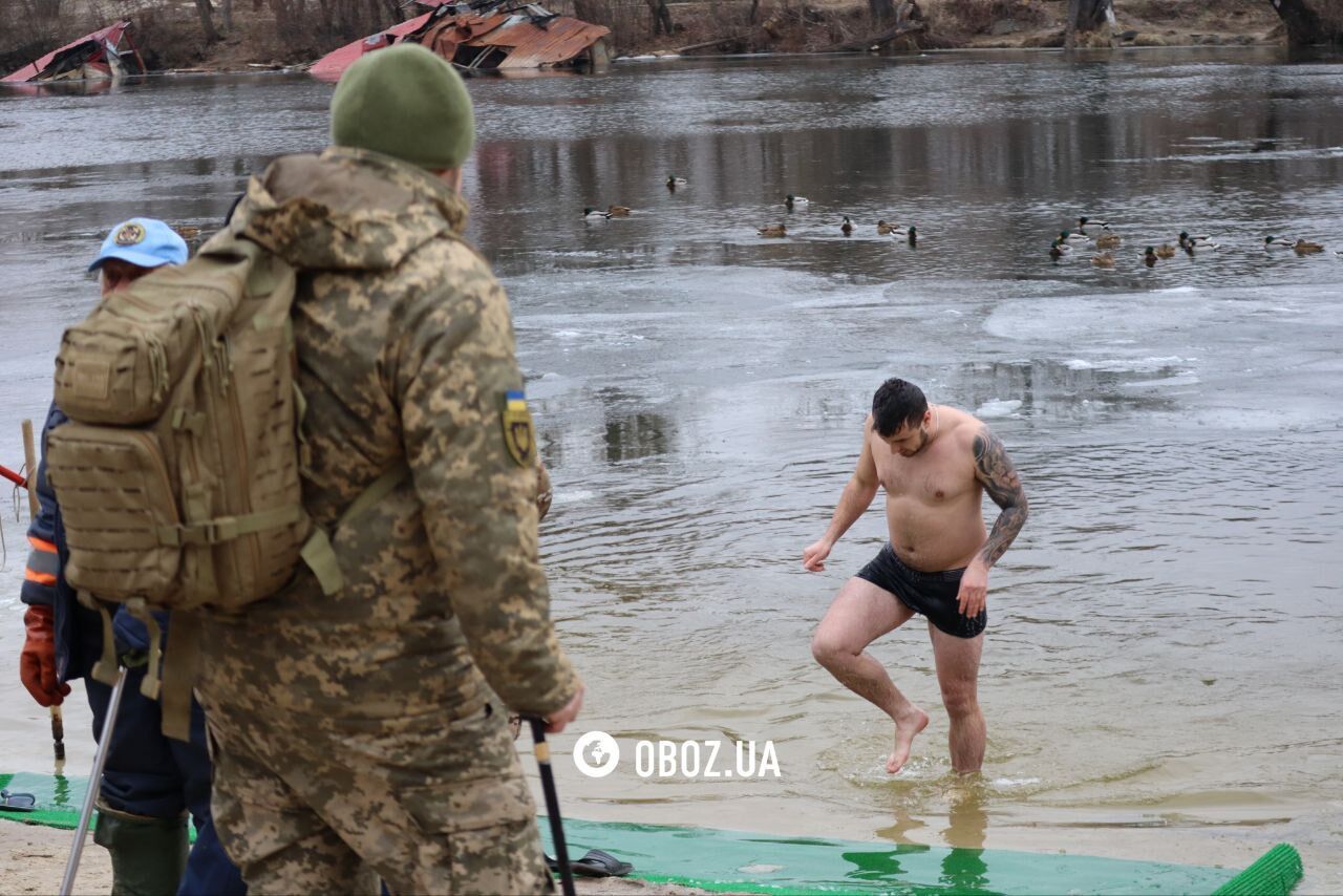 Под пристальным наблюдением птиц: как проходит Крещение 2025 в Киеве. Фоторепортаж