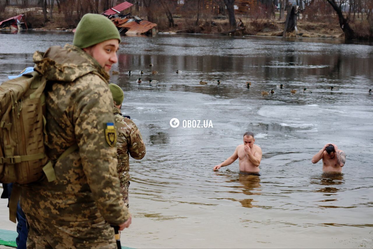 Под пристальным наблюдением птиц: как проходит Крещение 2025 в Киеве. Фоторепортаж