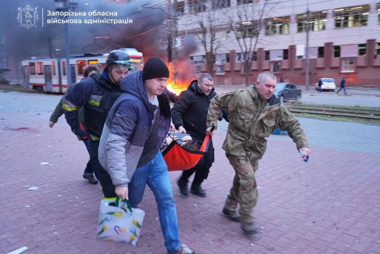 Росіяни атакували промисловий об'єкт у Запоріжжі, 13 загиблих і 113 поранених: усі подробиці. Фото і відео