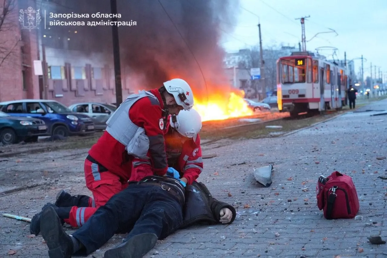 Росіяни атакували промисловий об'єкт у Запоріжжі, 13 загиблих і 113 поранених: усі подробиці. Фото і відео