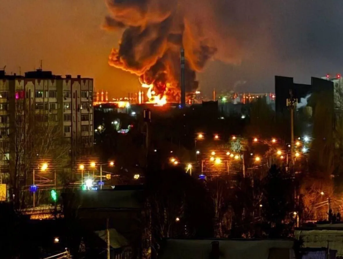 Пожежу видно аж у Саратові: в атакованому дронами російському Енгельсі запровадили режим надзвичайної ситуації. Відео