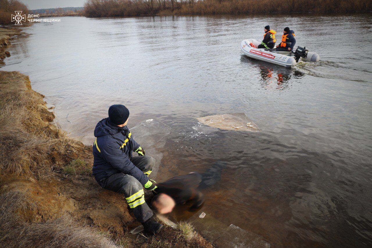 Водолазы обнаружили тело мужчины, который накануне провалился под лед на Черниговщине: поиски ребенка продолжаются. Фото