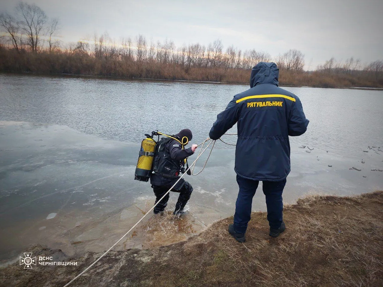 Водолазы обнаружили тело мужчины, который накануне провалился под лед на Черниговщине: поиски ребенка продолжаются. Фото