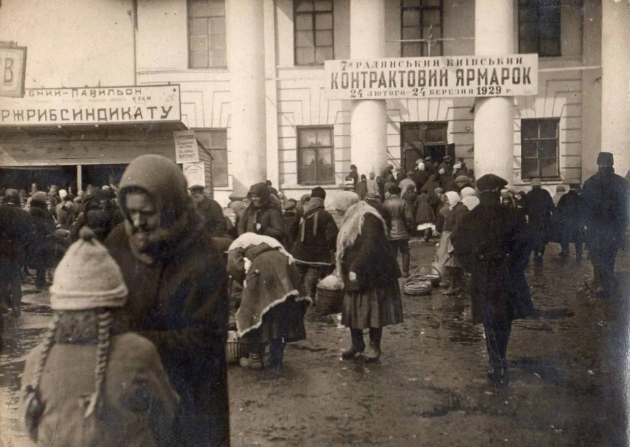 У мережі показали, який вигляд мала одна з найстаріших площ Києва у 1920-х роках. Архівні фото
