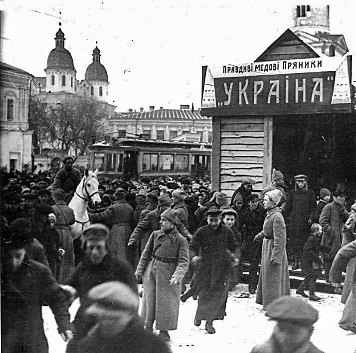 У мережі показали, який вигляд мала одна з найстаріших площ Києва у 1920-х роках. Архівні фото
