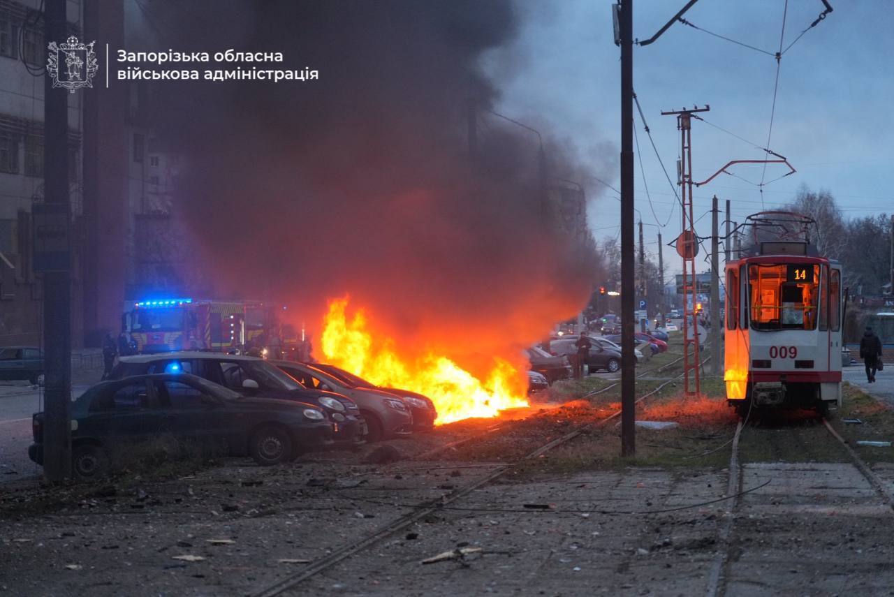 Росіяни атакували промисловий об'єкт у Запоріжжі, 13 загиблих і 113 поранених: усі подробиці. Фото і відео