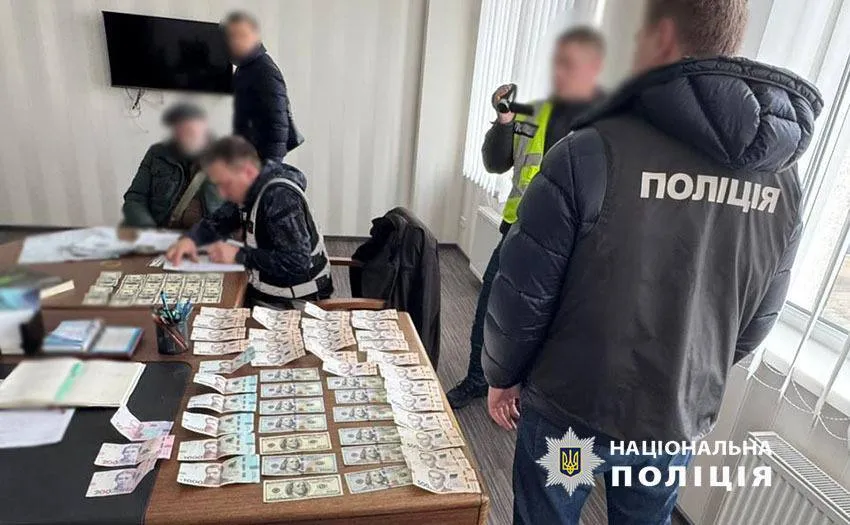 A bribe of fish or $400 from each car for importing seafood to Ukraine: an official of the State Production and Consumer Service was detained in Kyiv. Photo