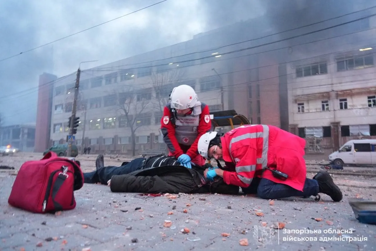 Росіяни атакували промисловий об'єкт у Запоріжжі, 13 загиблих і 113 поранених: усі подробиці. Фото і відео