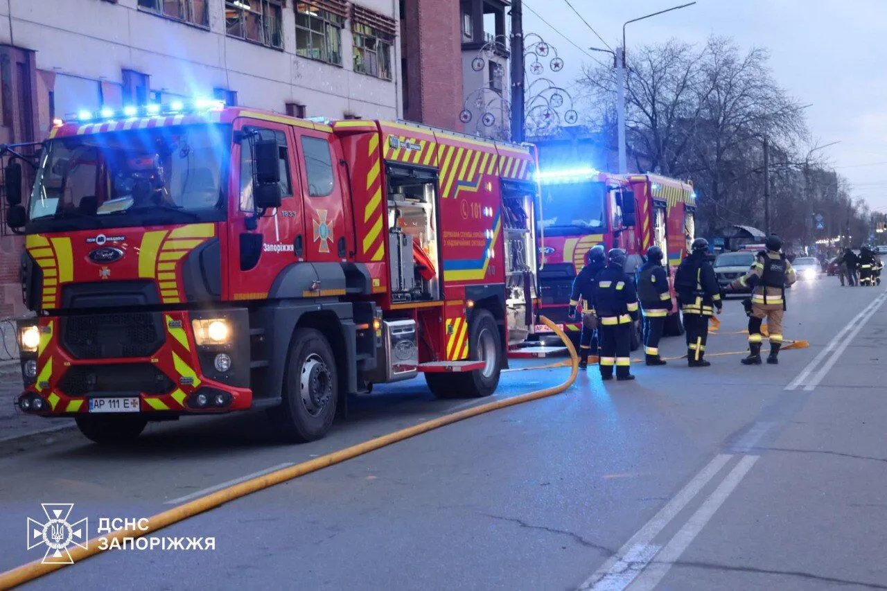 "Одними з перших прибули на місце трагедії": у поліції показали, як рятували людей після удару РФ по Запоріжжю. Відео