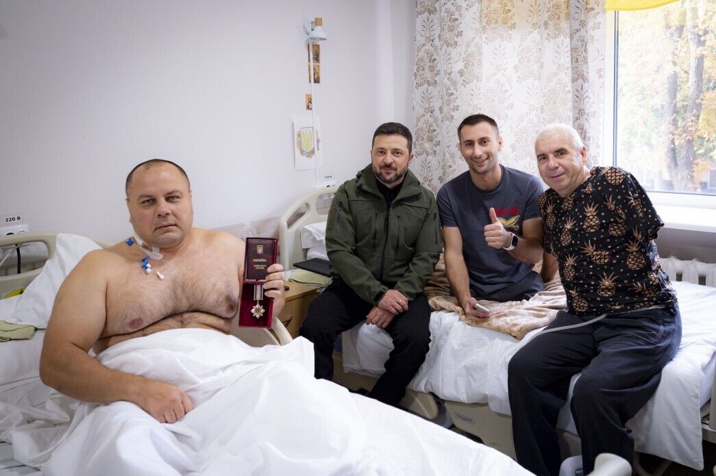 Зеленський зустрівся з воїнами, які проходять лікування після поранень, і вручив нагороди. Відео