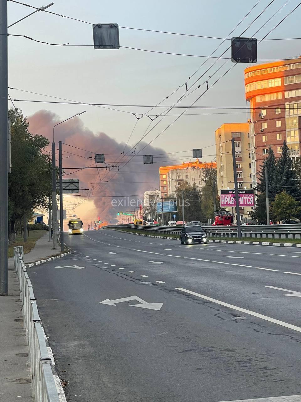 Столб дыма виден издалека: в российском Ярославле вспыхнул мощный пожар на НПЗ. Фото и видео