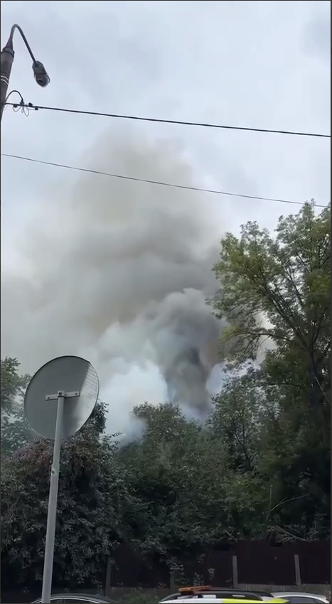 Стовп диму було видно здалеку: у Києві поблизу метро "Деміївська" сталась пожежа. Подробиці, фото та відео