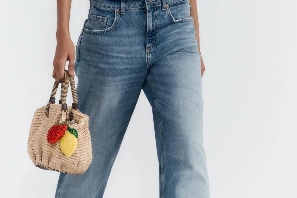 Чому підвіски на сумку стали хітом: як стилізувати, щоб бути в тренді
