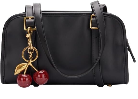 Чому підвіски на сумку стали хітом: як стилізувати, щоб бути в тренді