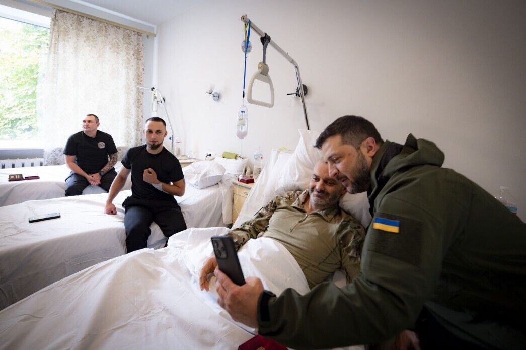 Зеленський зустрівся з воїнами, які проходять лікування після поранень, і вручив нагороди. Відео