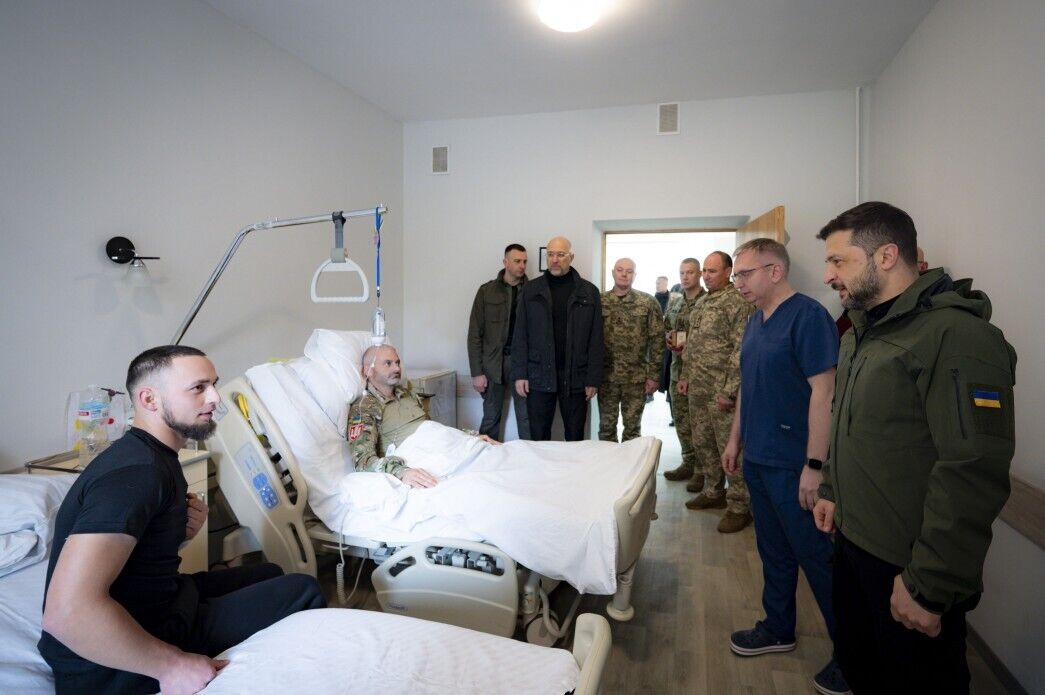 Зеленський зустрівся з воїнами, які проходять лікування після поранень, і вручив нагороди. Відео