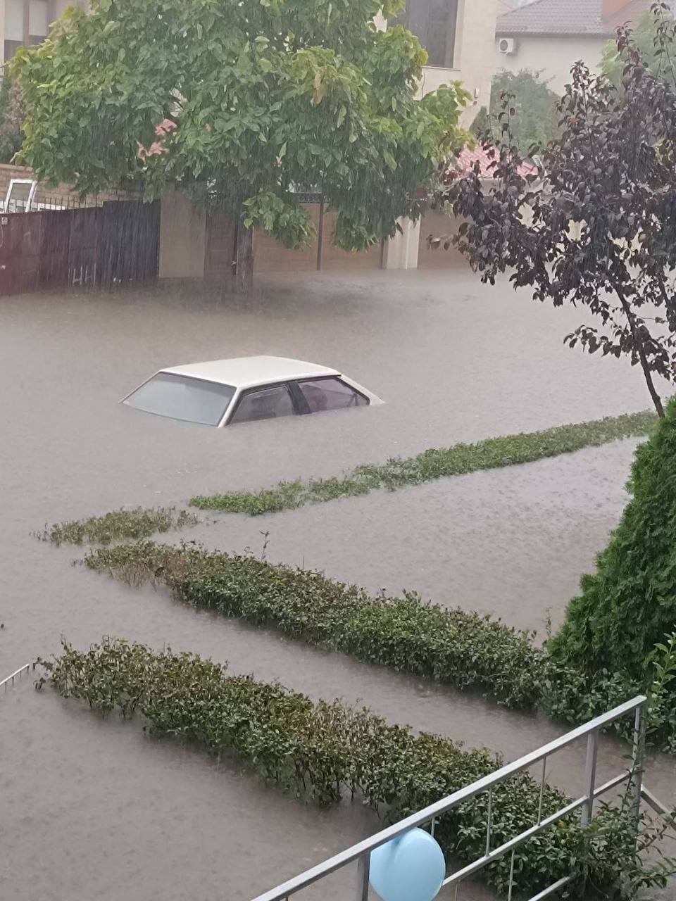 Исчезла девушка, умер мужчина и провалилась маршрутка: последствия аномального ливня в Одессе. Фото и видео