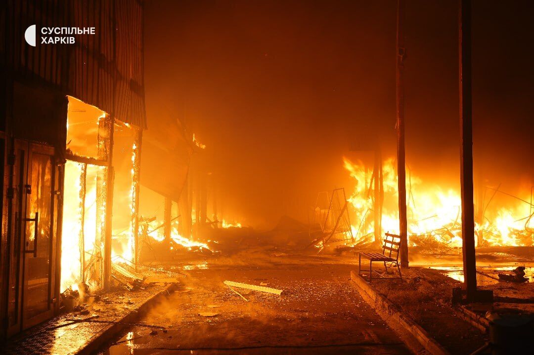РФ вдарила по Харкову КАБами та балістикою: є постраждалі, зруйновано будинки, спалахнули пожежі. Фото та відео