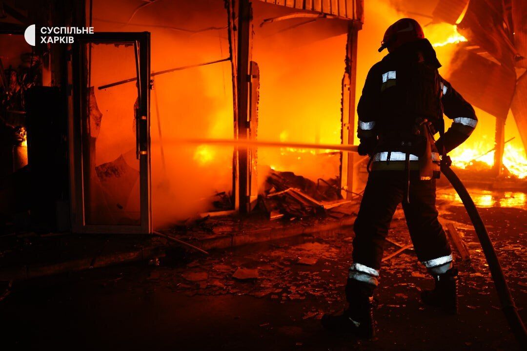 РФ вдарила по Харкову КАБами та балістикою: є постраждалі, зруйновано будинки, спалахнули пожежі. Фото та відео