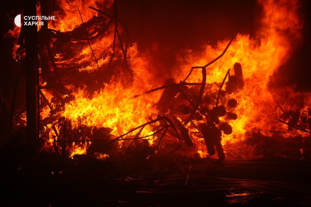 РФ вдарила по Харкову КАБами та балістикою: є постраждалі, зруйновано будинки, спалахнули пожежі. Фото та відео