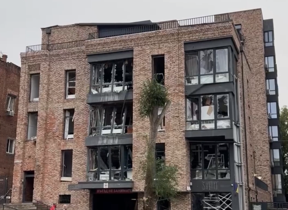 Изуродованные здания и обгоревшие авто: как выглядит центр города Днепра после российской атаки. Фото и видео